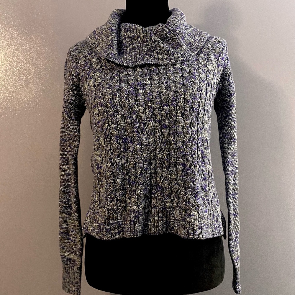 American Eagle Sweater Never worn, Good Condition, no picks or tears